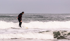 surfista regresando a la playa