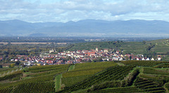 Burkheim und Blick über den Rhein zu den Vogesen