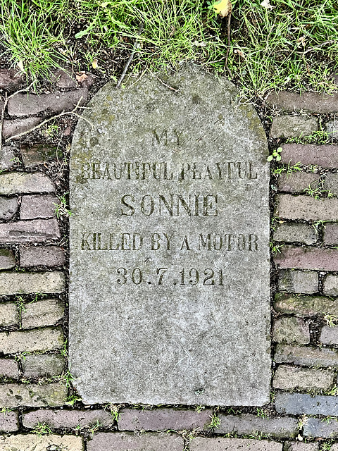 Clingendael 2024 – Grave stone for Sonnie