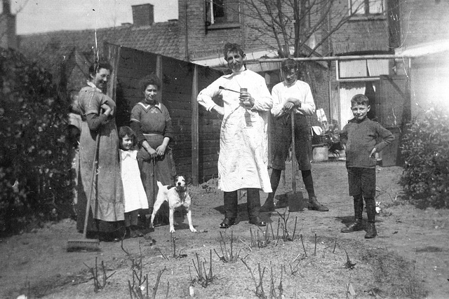 My great-grandfather & -mother, grand-uncles and my grandmother