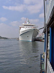 Das Kreuzfahrtschiff ARIELLE im Hafen von Travemünde