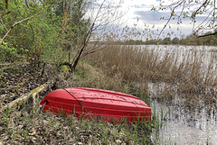 Rotes Boot an der Blauen Adria