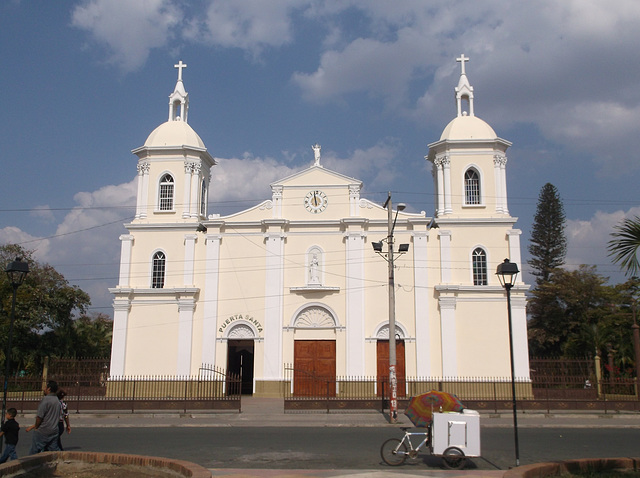 Une église et son horloge / Una iglesia y su reloj