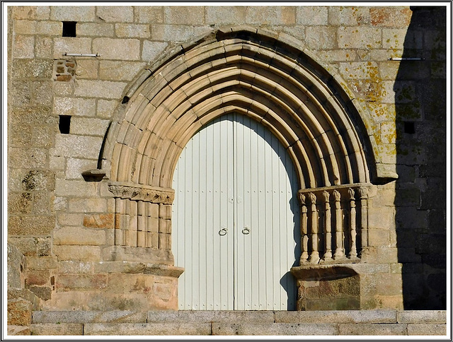 Portail de l'église Saint Jean à Lamballe (22)