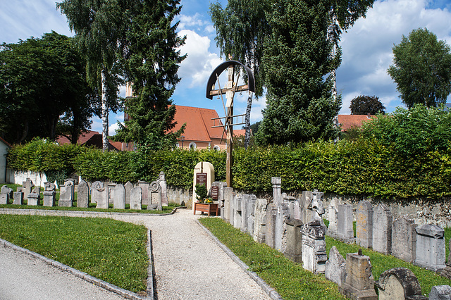 Velburg Friedhof (PiP) mit Grabsteinen aus Hohenfels
