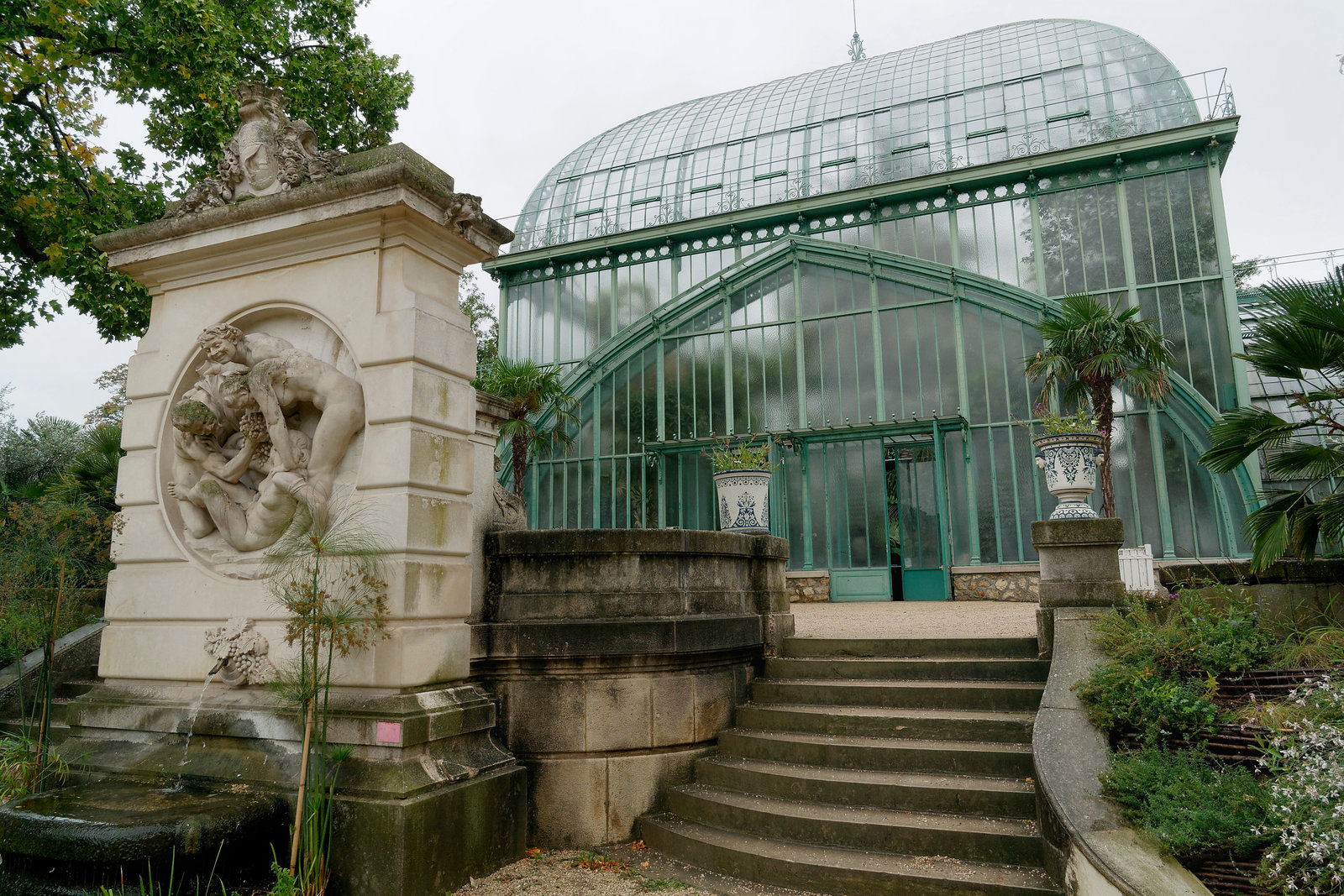 La fontaine de la Bacchanale et la grande serre