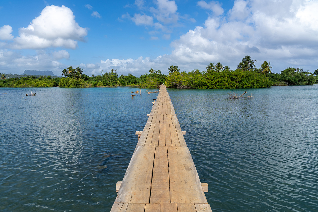 crossing Río Miel