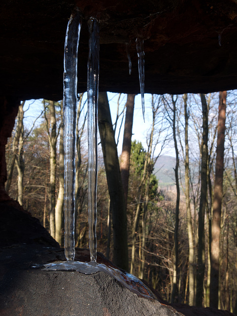 Eiszapfen in einer Felsniesche