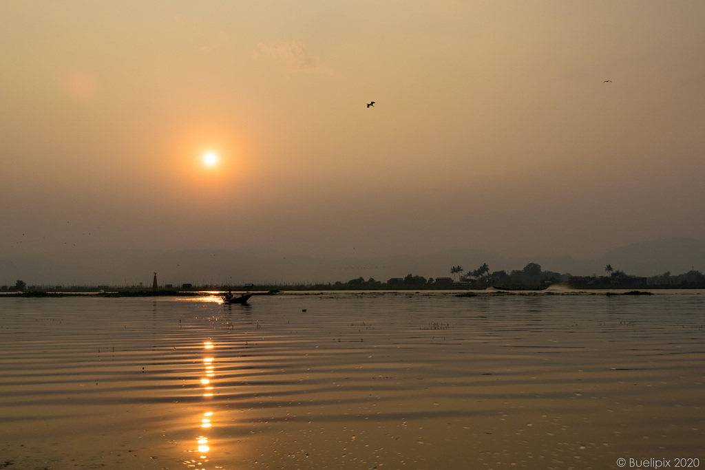 Sonnenuntergang auf dem Inle-See (© Buelipix)