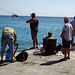 Insel Griechen bei ihrem beliebtesten Hobby, dem Angeln und in ausgedehnten Gesprächen