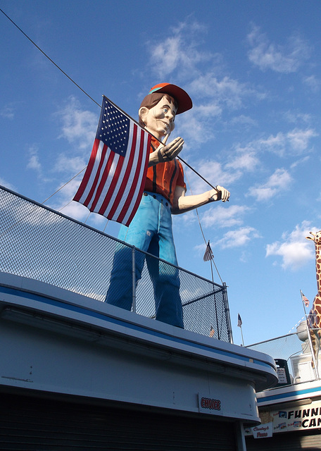 Flag boy on the top / L'homme drapeau bien en vue