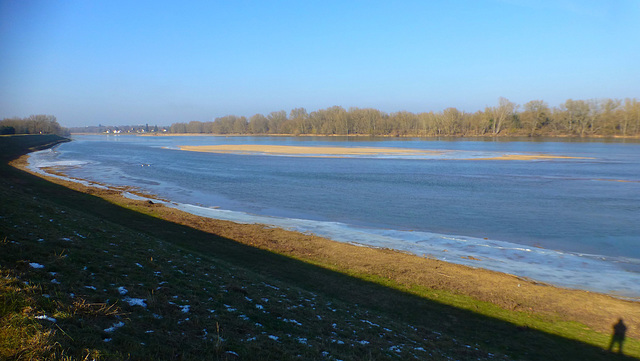 Petite...  devant la majestueuse Loire.