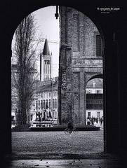 I portici della Pilotta incorniciano il campanile della cattedrale