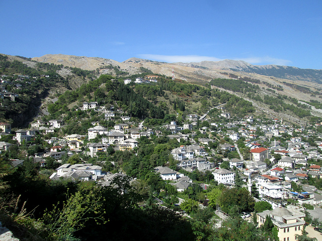 Towering view to Gjyrokastër.