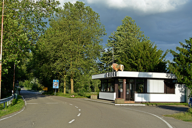 Die alte Grenzstation bei Greffern, bei der Rheihnfähre nach Drusenheim in Frankreich