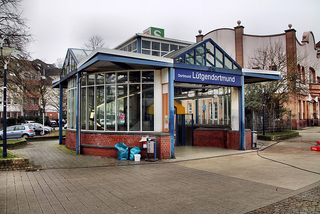 Eingang zum unterirdischen S-Bahnhof Dortmund-Lütgendortmund / 11.02.2023