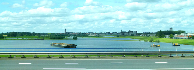 Die Ijssel an der Autobahn A1 bei Deventer