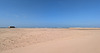 Ruine au loin sur une plage du grand sud marocain