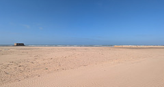 Ruine au loin sur une plage du grand sud marocain