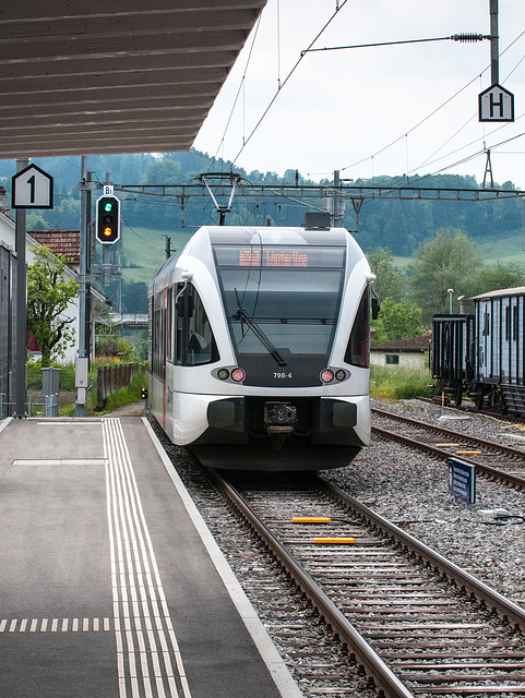 S-Bahn im Tösstal - Bhf. Bauma, Abfahrt des Zuges nach Winerthur - 2015-05-23-_DSC7070