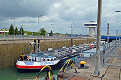 In der Schleuse Iffezheim beim Hochwassern