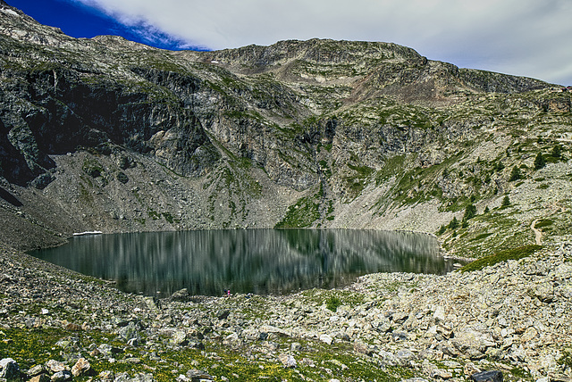 Arrivée au lac de Puy Vachier, blotti sous les falaises du Peyrou d'Amont (2849m)