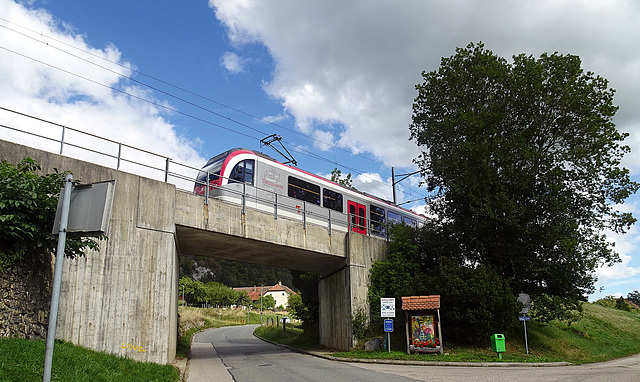 Die Schmalspurbahn Yverdon–Ste-Croix (YSteC) bei der Ortschaft Baulmes
