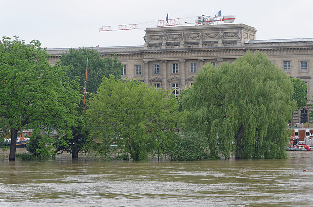 Le square du Vert-Galant vu de la rive droite