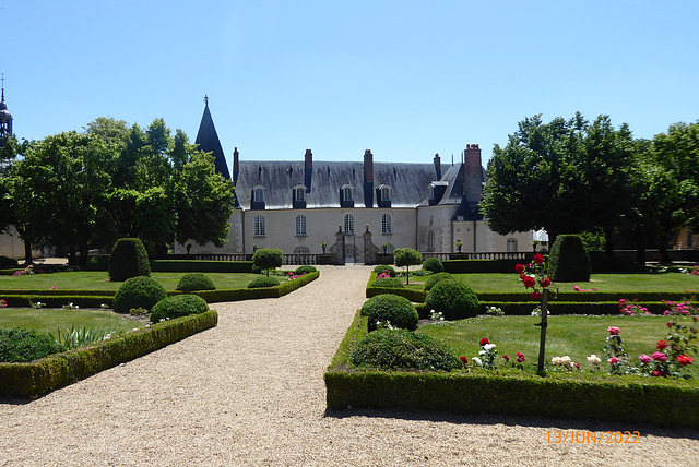 le château de HAUTERIVES (Mayenne) 2/3