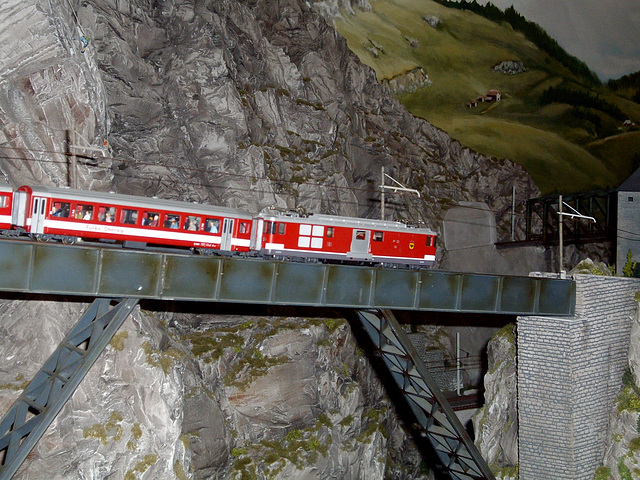 Zug der Furka-Oberalp-Bahn auf der Steffenbach-Brücke