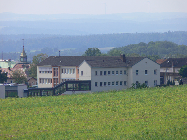 Blick zum Schulhaus Leonberg