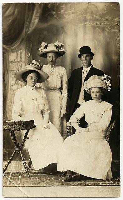 MN1075 (PORTRAIT - WESTERN MANITOBA - THREE LADIES AND A GENT)