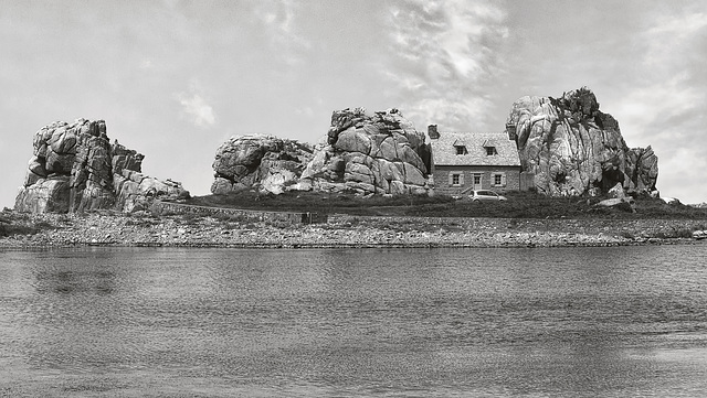 La petite maison entre les rochers.