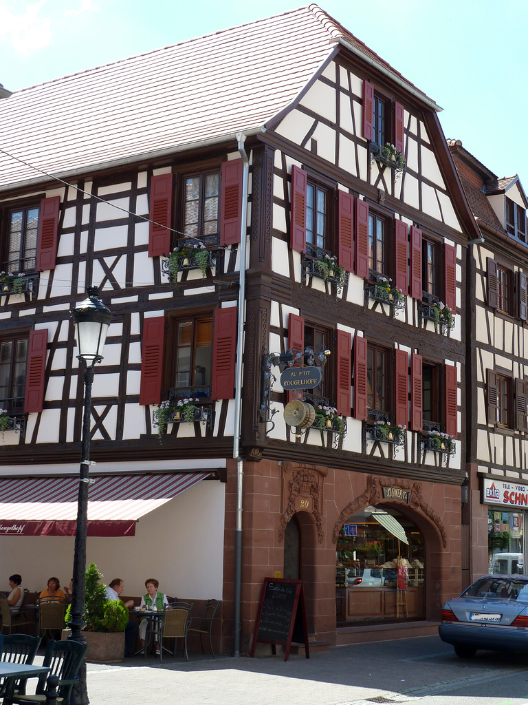 Die Stadt Wissembourg ist Hauptort (chef-lieu) des gleichnamigen Kantons und auch Mitglied und Sitz des Gemeindeverbandes Communauté de communes du Pays de Wissembourg.