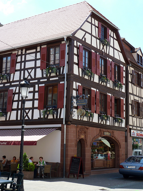 Die Stadt Wissembourg ist Hauptort (chef-lieu) des gleichnamigen Kantons und auch Mitglied und Sitz des Gemeindeverbandes Communauté de communes du Pays de Wissembourg.