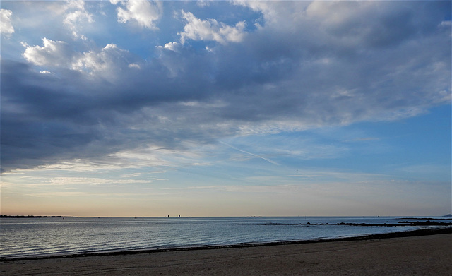 sur la plage abandonnée,