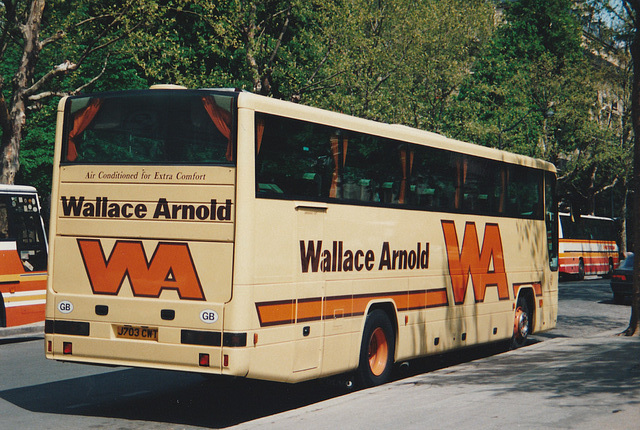 Wallace Arnold J703 CWT in Paris, France – 29 Apr 1992 (160-35)