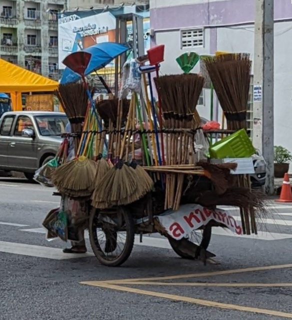 Balais assortis pour tous les goûts / Miscellaneous brooms on wheels