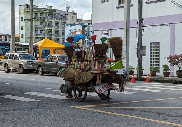 Brooms for sale / Balais à vendre