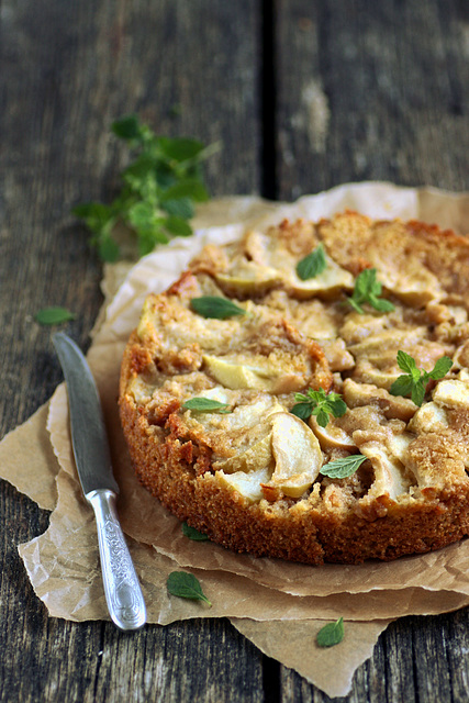 Tagurpidi õunakook halvaaga / Apple and halva upside-down cake