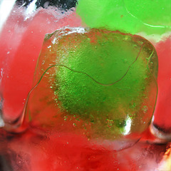 glaçons rouges et verts, avec leur structure bulleuse