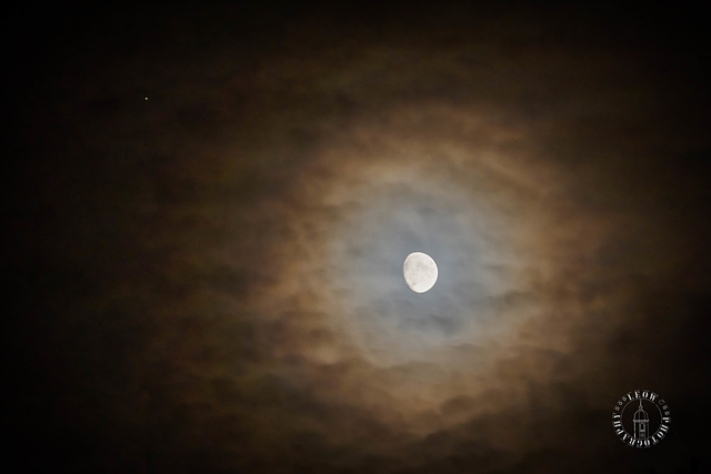 Mond-Halo mit Abendstern ** Moon halo and evening star