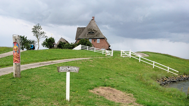 Die Kirchwarft auf Hallig Hooge