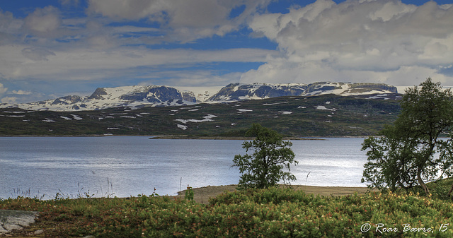 Hardangerjøkulen glacier and Lake Sysenvatnet.