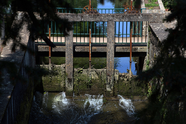 Ecluse sur le Loir à Cloyes-Les-Trois-Rvières .