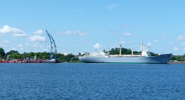 Historischer Kran und die "Dresden", Rostock