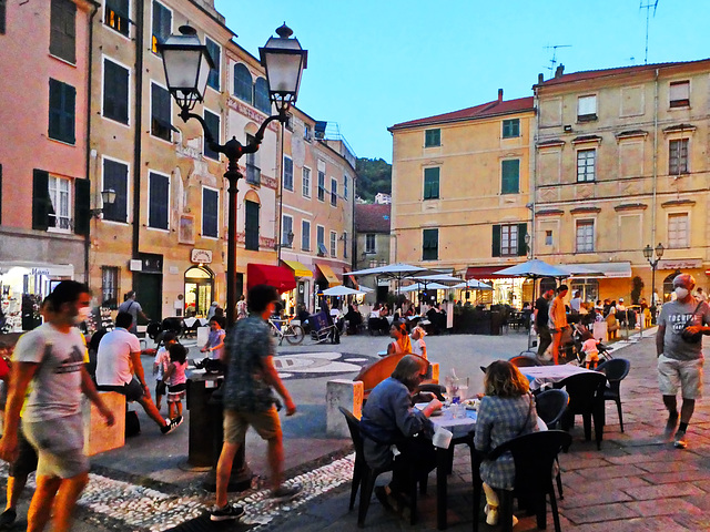 Vita in piazza a Finalborgo