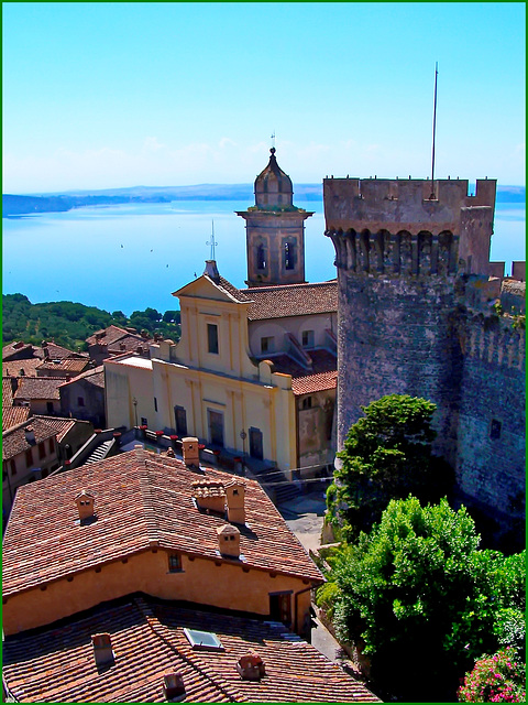 Bracciano : dall'alto del castello :la chiesa , il lago e una torre