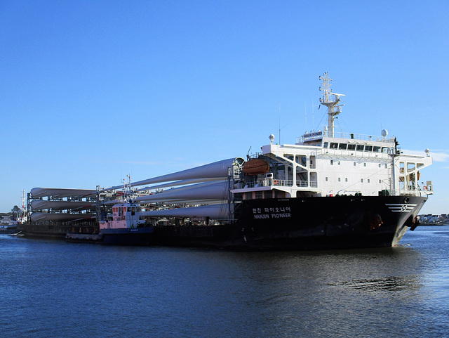 sortie du port sous bonne escorte du cargot coréen transportant des palmes d'éoliennes,