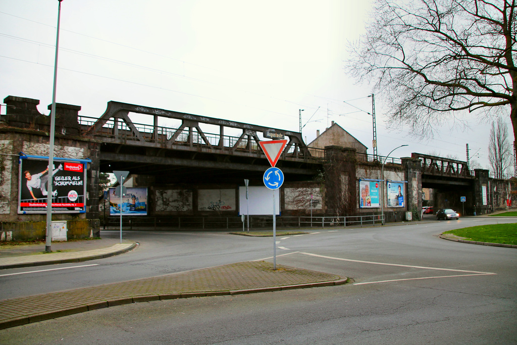Eisenbahnbrücke der Bahnstrecke Oberhausen West–Moers-Meerbeck (Duisburg-Mittelmeiderich) / 8.02.2020